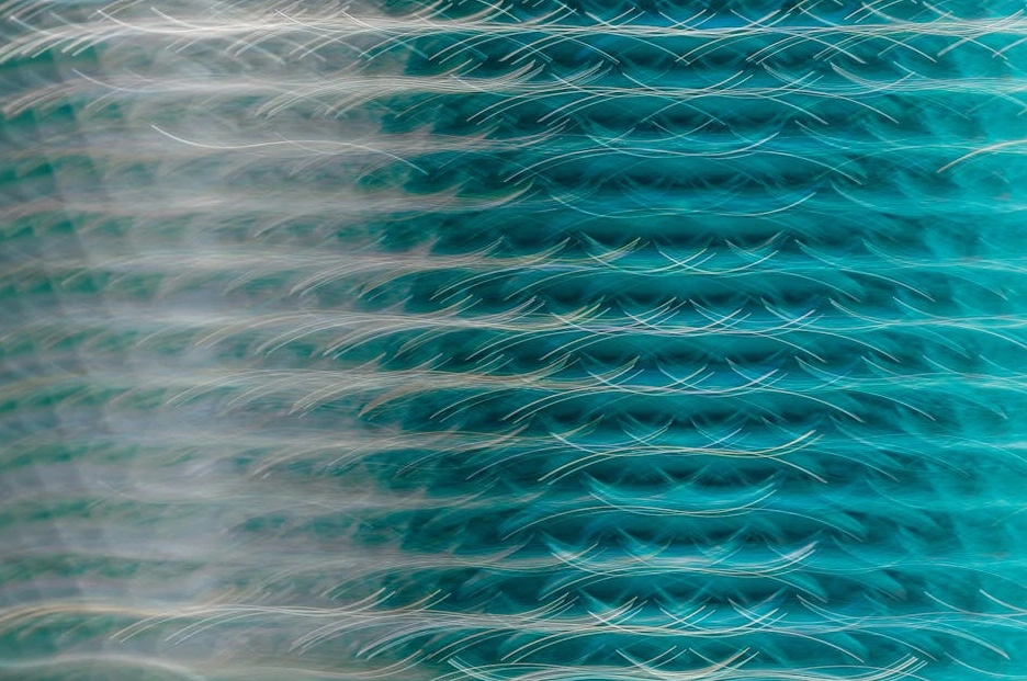 Nowoczesne biuro agencji kreatywnej z ludźmi pracującymi przy biurkach