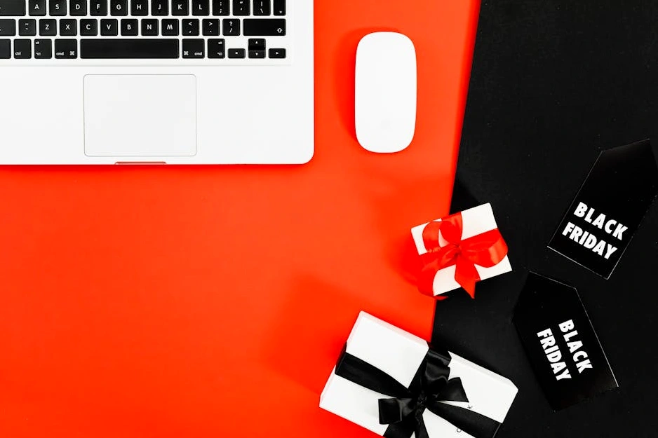 Uśmiechnięty specjalista ds. marketingu analizujący dane na laptopie